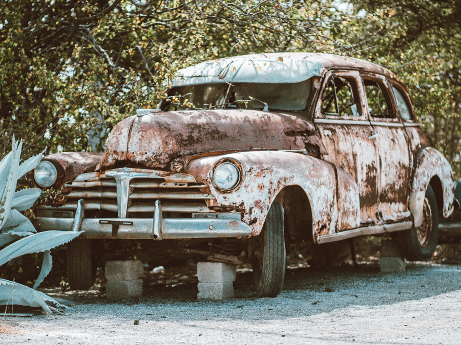 Auto antiguo abandonado y deteriorado